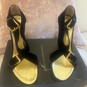 Elegant Giuseppe Zanotti Purple Velvet, Gold buckle and Lucite Heel
